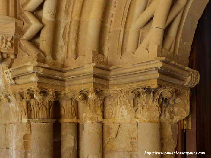 Portada de acceso al templo desde el claustro